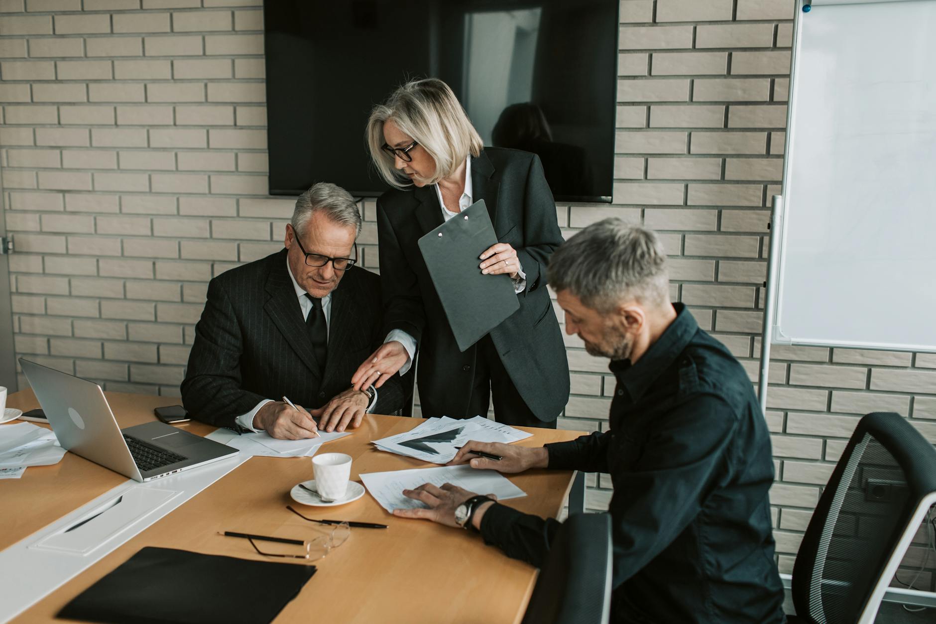 How DSCR Account Executives Actually Pick Brokers to Work With